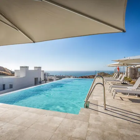 Vivi Homes - Sunny Views Wellness, Gym, Pool & Sea View *